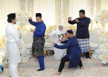6 Pemotretan Anak Bungsu dengan 3 Kakak Laki-Lakinya di Hari Pernikahan, Kocak