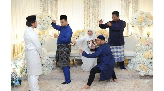 6 Pemotretan Anak Bungsu dengan 3 Kakak Laki-Lakinya di Hari Pernikahan, Kocak