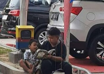 Kakak Beradik Ini Belajar Baca Al-Qur’an Sambil Jualan Balon, Bikin Terharu
