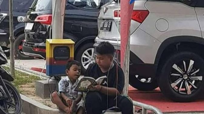 Kakak Beradik Ini Belajar Baca Al-Qur’an Sambil Jualan Balon, Bikin Terharu
