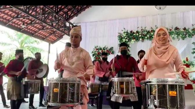 Usai Akad Nikah, Pasangan Pengantin Spontan Ikut Main Drum Ini Viral