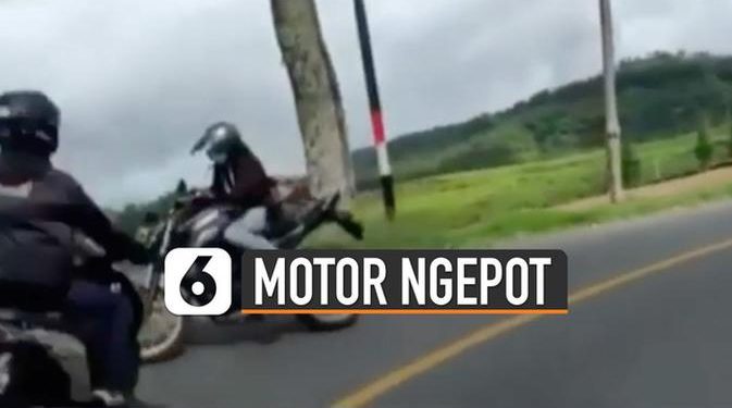 VIDEO: Aksi Motor ‘Ngepot’ Nyaris Adu Banteng