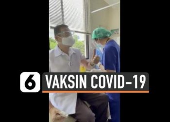 VIDEO: Berani, Dokter 77 Tahun di Jakarta Disuntik Vaksin Covid-19 Sinovac
