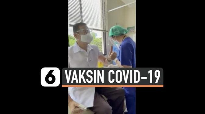 VIDEO: Berani, Dokter 77 Tahun di Jakarta Disuntik Vaksin Covid-19 Sinovac