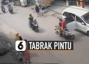 VIDEO: Tak Hati-Hati Buka Pintu Mobil, Akibatnya Celakai Orang Lain