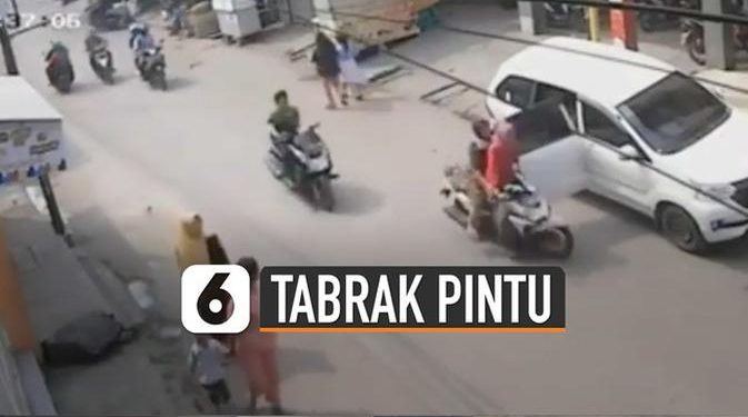 VIDEO: Tak Hati-Hati Buka Pintu Mobil, Akibatnya Celakai Orang Lain