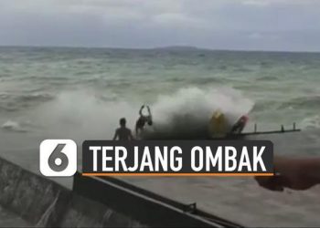 VIDEO: Viral Aksi Bocah Terjang Ombak Besar
