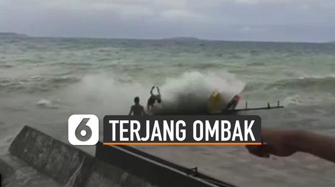 VIDEO: Viral Aksi Bocah Terjang Ombak Besar