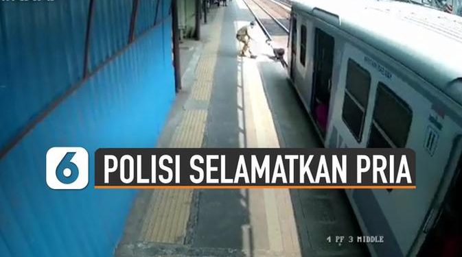 VIDEO: Viral Detik Detik Polisi Selamatkan Pria Hampir Tertabrak Kereta