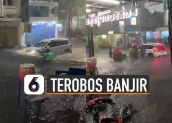 VIDEO: Viral Mobil Nekat Terobos Banjir Sampai Dihadang Warga