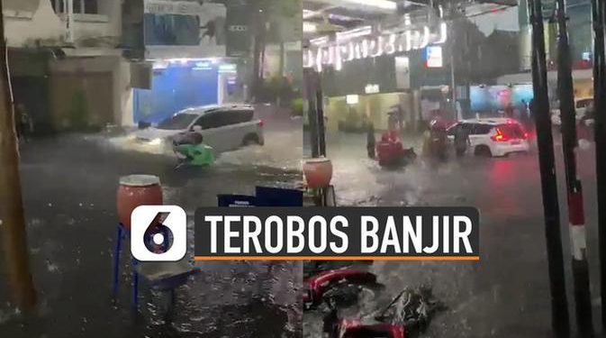 VIDEO: Viral Mobil Nekat Terobos Banjir Sampai Dihadang Warga