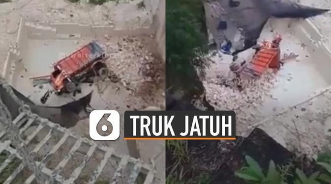 VIDEO: Viral Truk Jatuh ke Dalam Lubang Galian Tambang