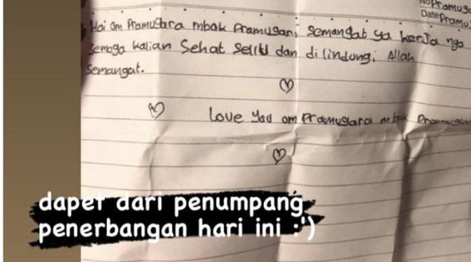 Viral Pramugari Dapat Pesan Menyentuh dari Penumpang, Bikin Warganet Mewek