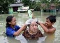 6 Kelakuan Emak-Emak saat Banjir Ini Santainya Kelewatan