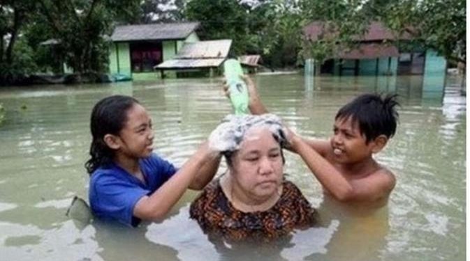 6 Kelakuan Emak-Emak saat Banjir Ini Santainya Kelewatan