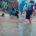 Jadikan Wahana Hiburan, Aksi Warga Main Benteng Takeshi saat Banjir Ini Viral