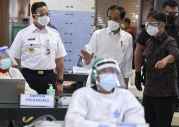 Kata Pakar soal Gestur Jokowi-Anies Saat Tinjau Vaksinasi Tanah Abang