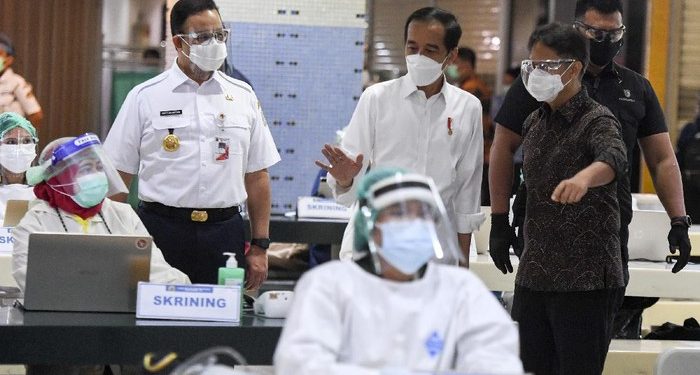 Kata Pakar soal Gestur Jokowi-Anies Saat Tinjau Vaksinasi Tanah Abang