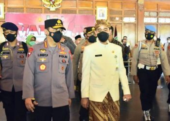 Bareng Wali Kota Solo, Kapolri Tinjau Vaksinasi Dosen-Pemuka Lintas Agama