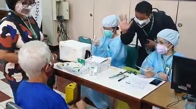 Viral Momen Juru Bahasa Isyarat Bantu Lansia dalam Proses Vaksinasi, Bikin Haru