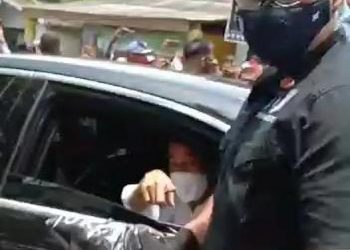 Warga Pasuruan Berebut Kaus dan Masker Pemberian Presiden Jokowi