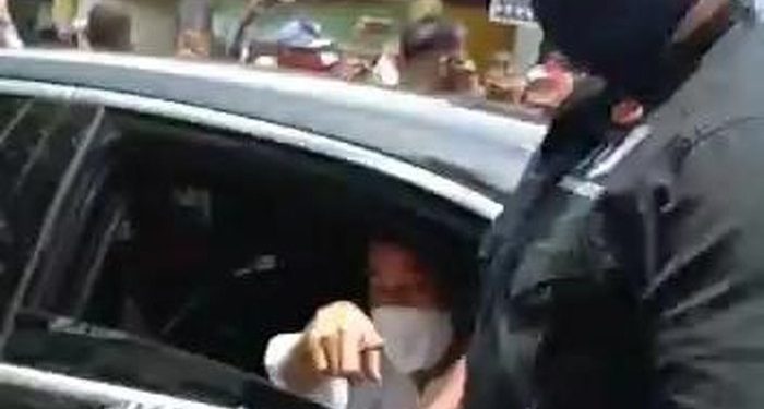 Warga Pasuruan Berebut Kaus dan Masker Pemberian Presiden Jokowi