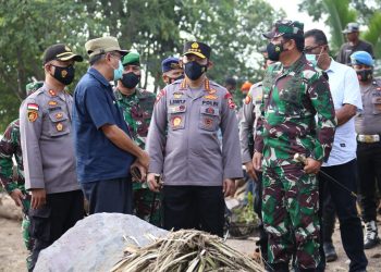Tinjau NTT, Panglima dan Kapolri Fokuskan Evakuasi Korban dan Kirim Bantuan