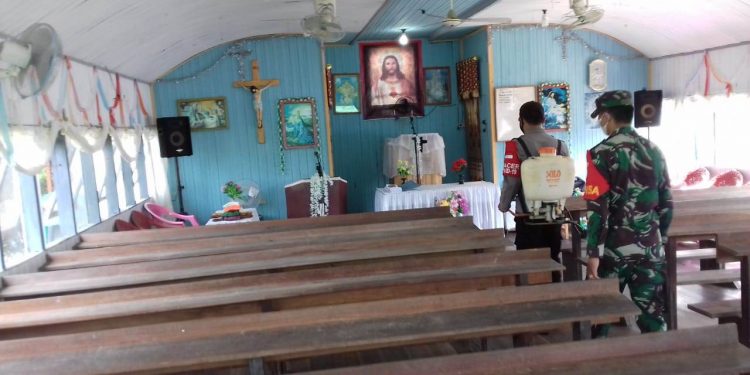 Sinergitas TNI-Polri Cegah Penyebaran Covid-19, Penyemprotan Disinfektan di Tempat Gereja