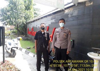 Anggota unit sabhara polsek arcamanik Polrestabes Bandung giat patroli pengontrolan perumahan.