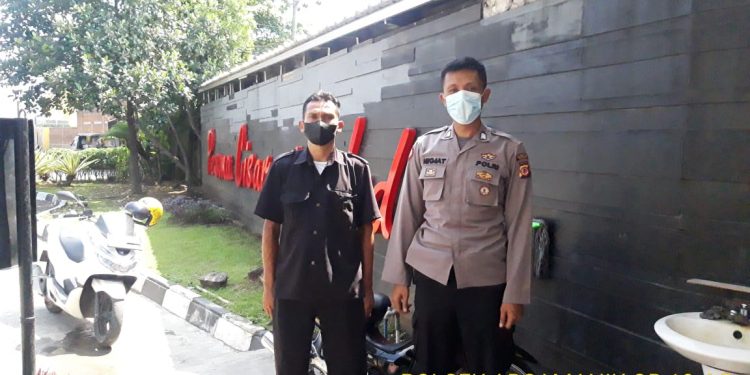 Anggota unit sabhara polsek arcamanik Polrestabes Bandung giat patroli pengontrolan perumahan.