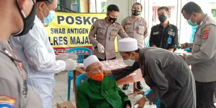 Antisipasi Lonjakan Covid-19, Polres Majalengka Berikan Pelayanan Swab Antigen Gratis Pada Ponpes Mansyaul Huda