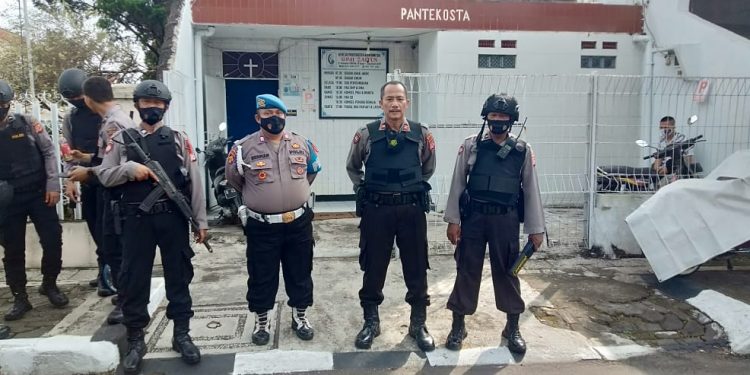Di Hari Raya Idul Fitri, Personel Polres Banjar Pengamanan Peringatan Kenaikan Isa Al-Masih di Gereja