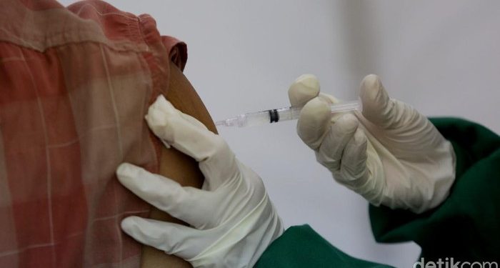 Kenapa Jokowi Izinkan Pekerja Asing Dapat Vaksin Gotong Royong?