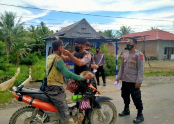 Satuan Samapta Polres Mamuju Tengah Beri Himbauan untuk Tetap Disiplin Prokes dan Bagikan Masker Gratis