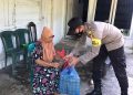 Serahkan Sarana Kontak, Bhabinkamtibmas Polsek Blangpidie Ajak Warga Patuhi Prokes Covid-19