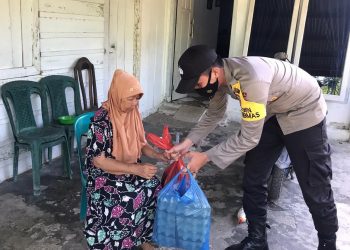 Serahkan Sarana Kontak, Bhabinkamtibmas Polsek Blangpidie Ajak Warga Patuhi Prokes Covid-19
