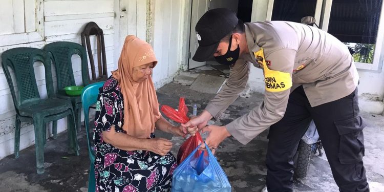 Serahkan Sarana Kontak, Bhabinkamtibmas Polsek Blangpidie Ajak Warga Patuhi Prokes Covid-19