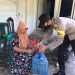 Serahkan Sarana Kontak, Bhabinkamtibmas Polsek Blangpidie Ajak Warga Patuhi Prokes Covid-19