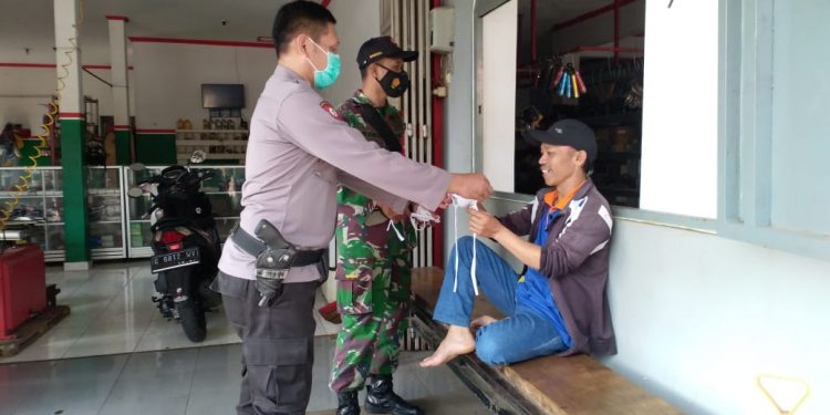 Sukseskan PPKM Mikro, Sinergi TNI Polri Optimalkan Operasi Yustisi dan Bagikan Masker ke Warga