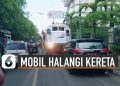 Viral Mobil Plat Merah Halangi Jalan Kereta Api Ternyata Kejadian lama