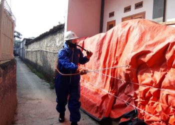 Cegah Penyebaran Corona, Sat Brimob Polda Jabar Semprotkan Disinfektan