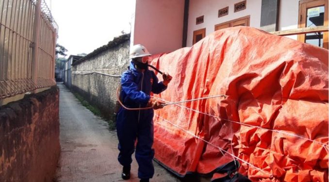 Cegah Penyebaran Corona, Sat Brimob Polda Jabar Semprotkan Disinfektan