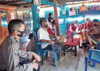 Personil Polsek Awangpone Polres Bone Dampingi Team Vaksinasi Laksanakan Vaksinasi Pada Warga  ODGJ