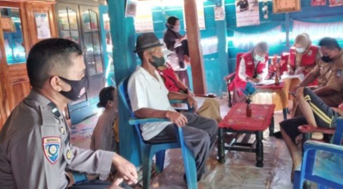 Personil Polsek Awangpone Polres Bone Dampingi Team Vaksinasi Laksanakan Vaksinasi Pada Warga  ODGJ