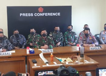 TNI-Polri Menggiatkan PPKM Mikro dan Program Vaksinasi Nasional