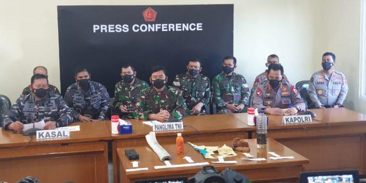 TNI-Polri Menggiatkan PPKM Mikro dan Program Vaksinasi Nasional