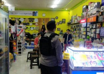 Temui Warga Saat Patroli Malam, Polsek Permata Kecubung Imbau Soal Kamtibmas dan Prokes Pencegahan Covid-19