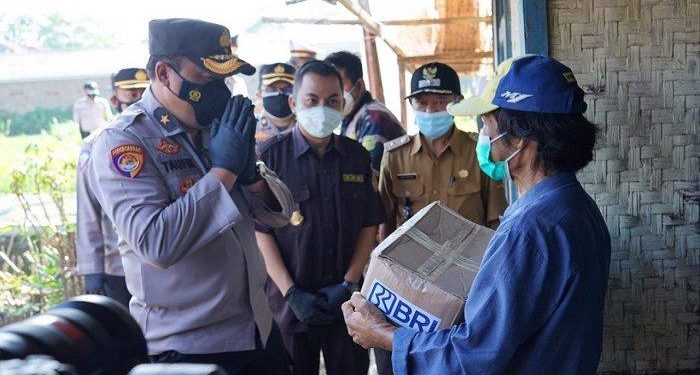 Berbagi Kasih Jelang HUT Bhayangkara, Polri Semangati Warga Sumedang Hadapi Pandemi Covid-19