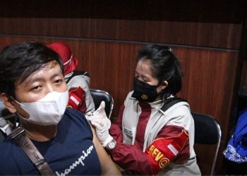 Dukung Program Presiden Jokowi 1 Juta Vaksin 1 Hari, Polres Lumajang Gelar Vaksinasi COVID-19 Secara Massal