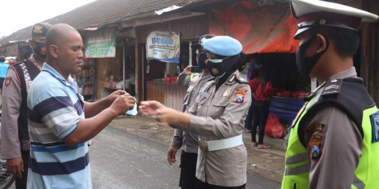 Polres Pacitan Laksanakn Operasi Yutisi Di Pasar Arjowinagun Kab Pacitan Tekan Penyebaran Covid 19